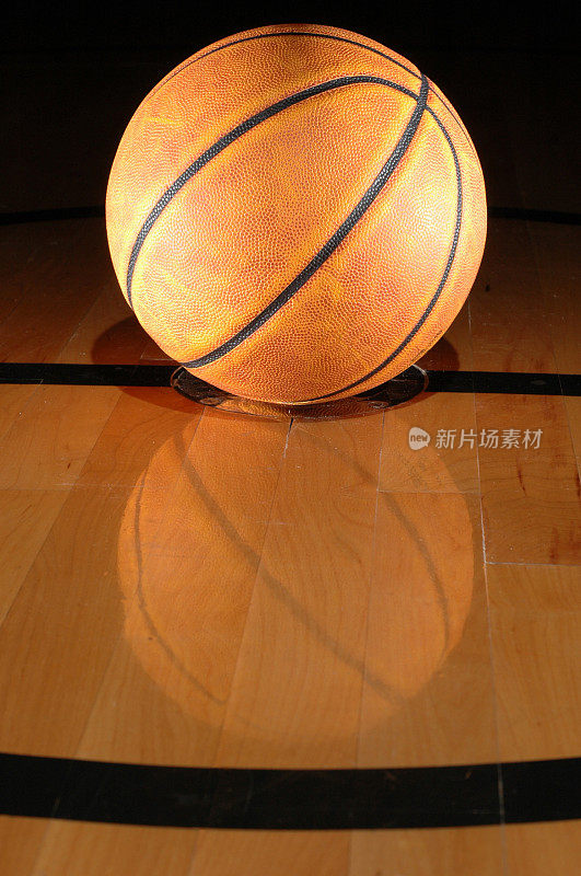 篮球中心在硬木健身房地板上