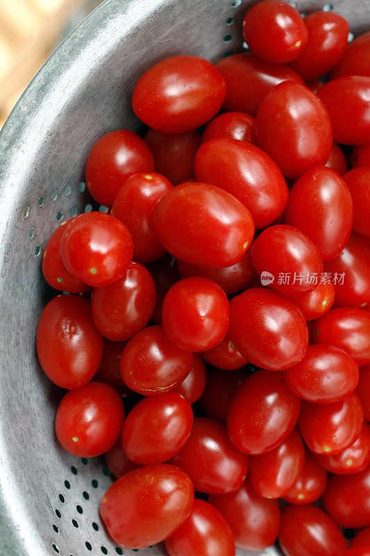 一个盛满新鲜葡萄番茄的滤锅
