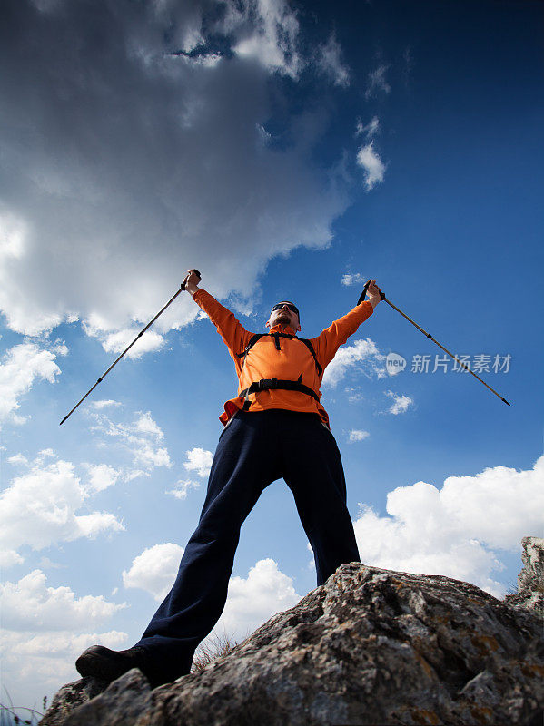 山顶上的一个登山者