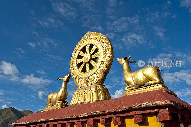 西藏拉萨大昭寺的金色屋顶