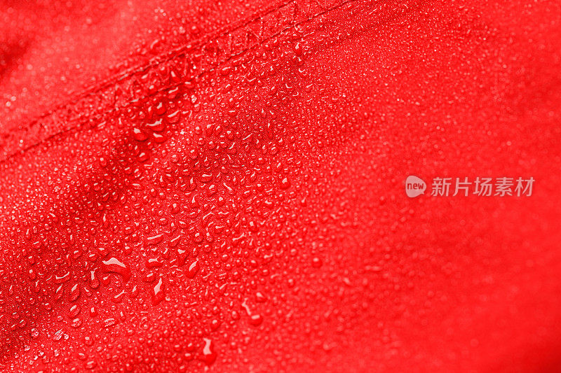 防水织物雨后被水滴覆盖