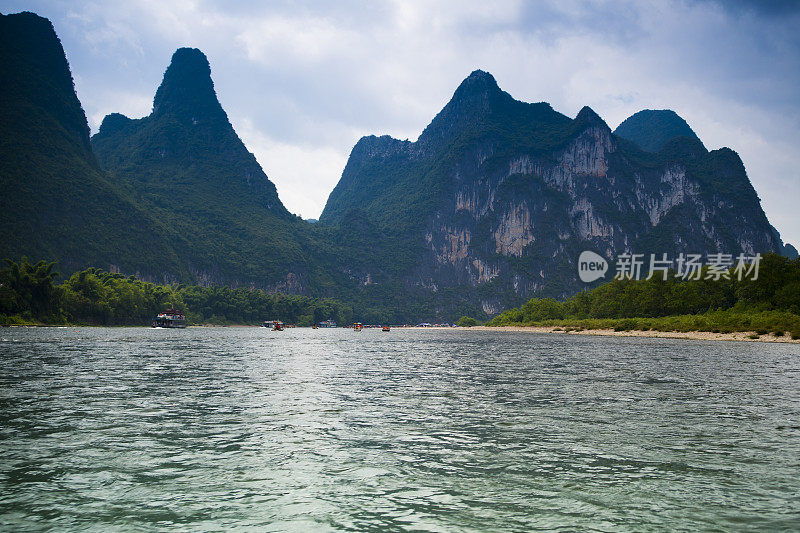 在漓江上旅行