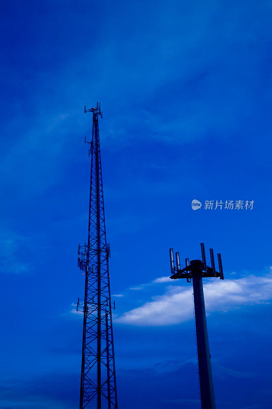 夜空中的通信天线塔