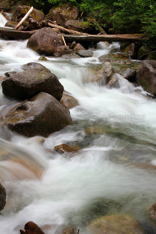 翻滚的岩石和流动的水