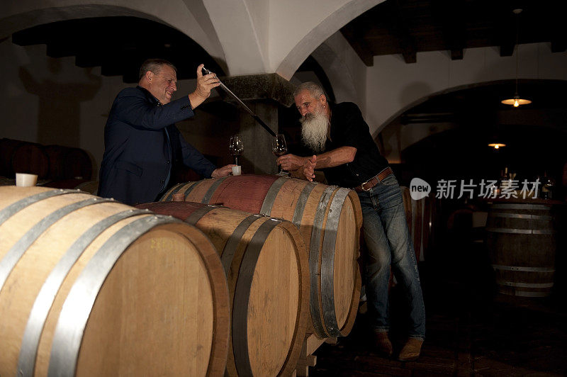 酿酒师在酒厂酒窖进行葡萄酒测试