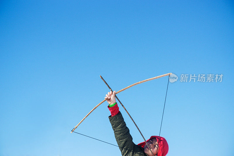 小男孩把箭射向天空