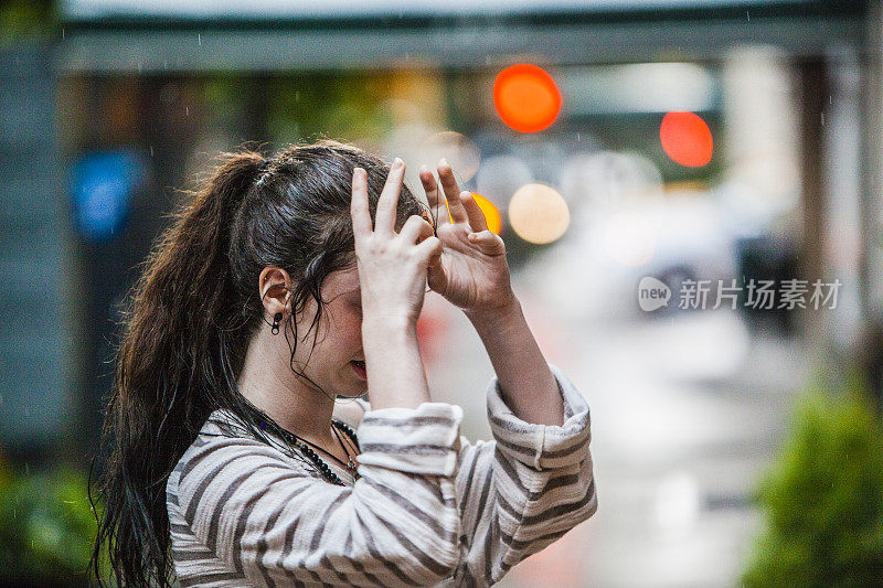 湿漉漉的少女在夏雨中