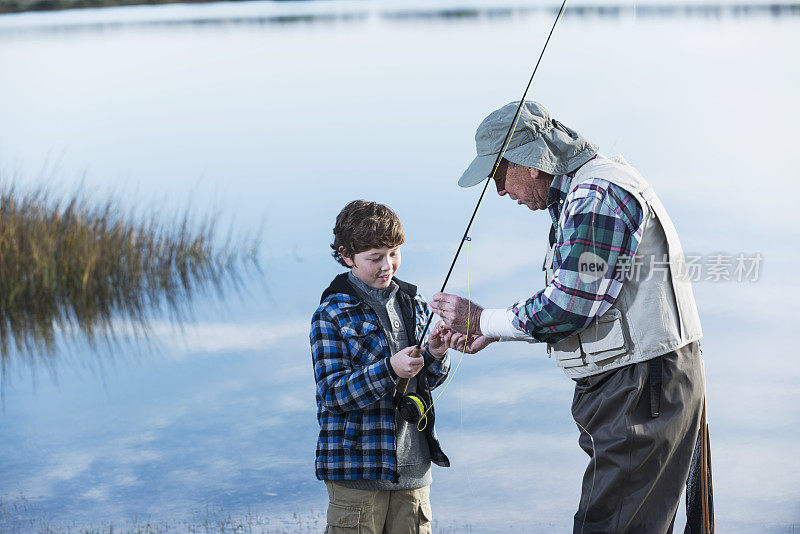 男孩和爷爷一起钓鱼
