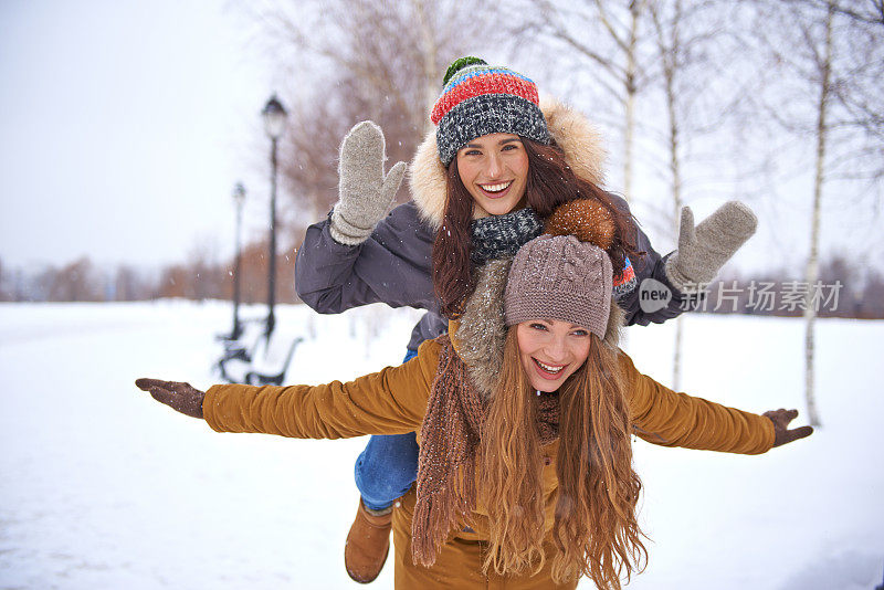 女性朋友在外面享受下雪天