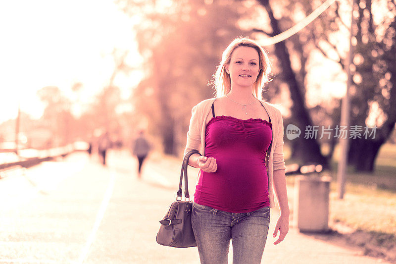 孕妇在户外散步。