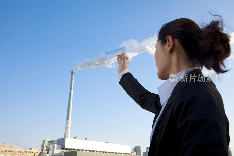 女商人在烧杯里抽烟