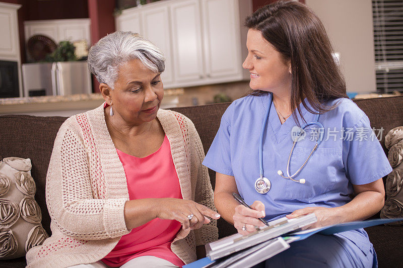 家庭保健护士咨询年长的成年妇女。