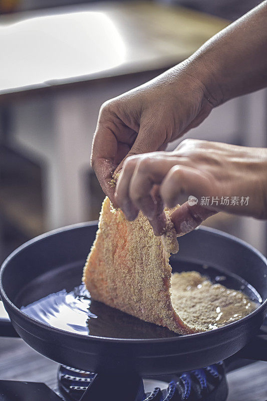 用平底锅在深油中煎炸维也纳炸肉排