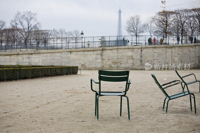 坐在法国巴黎杜伊勒里宫花园