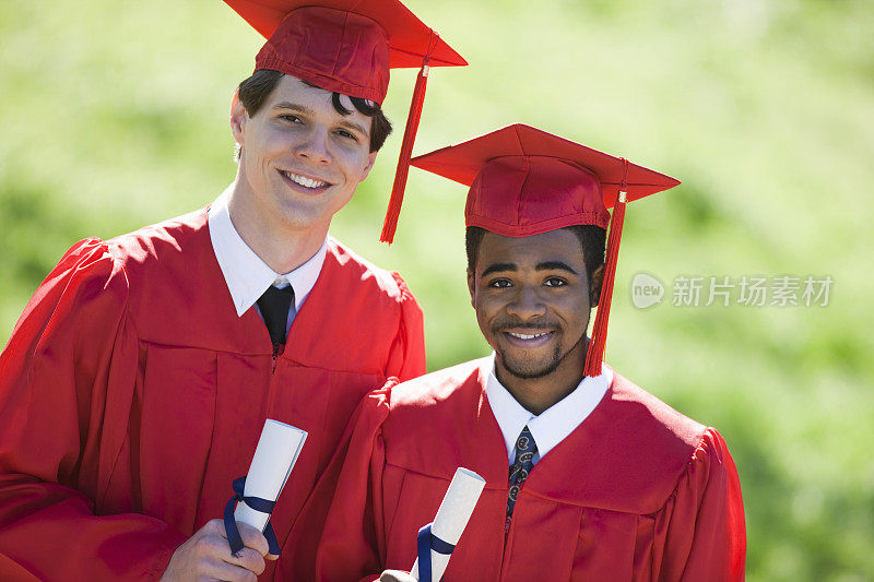 毕业典礼上的多种族同学