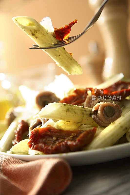意大利风味:凤尾鱼和番茄干通心粉