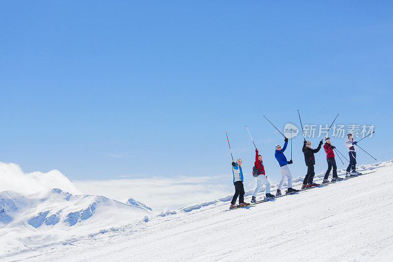 滑雪队爬到山顶