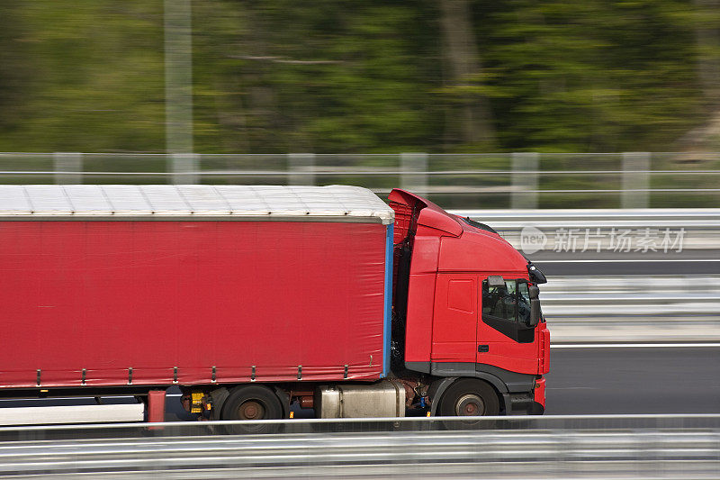 高速公路上的红色卡车