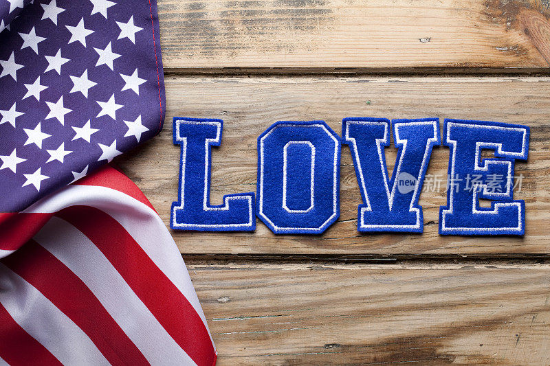 爱美国，木头背景上的国旗