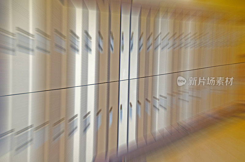学生储物柜在一个开放的学校走廊-缩放效果
