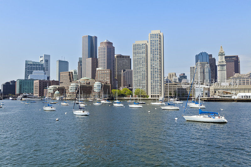 波士顿海港城市景观与抛锚的帆船
