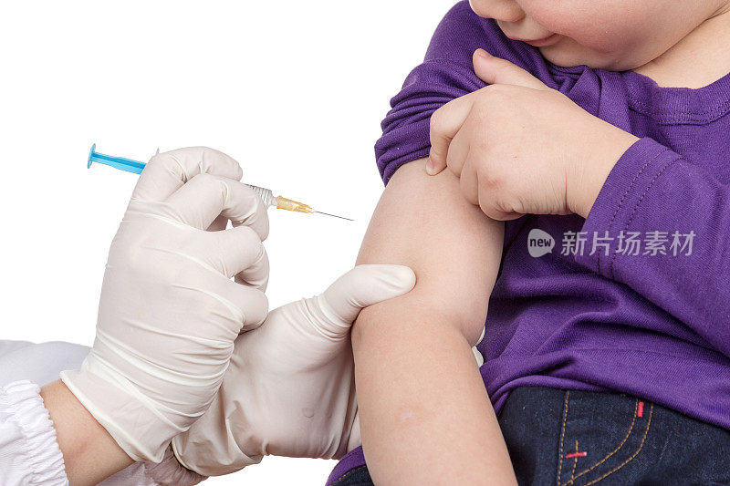 医生给孩子们注射疫苗