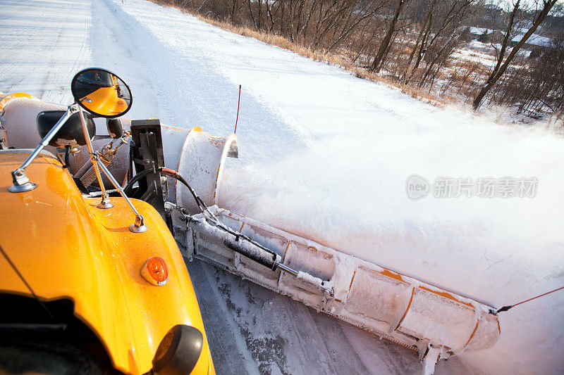 有翅膀的扫雪机从城市街道扫雪