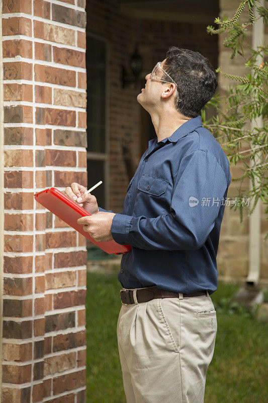 服务业:住宅外的修理工或检查员。剪贴板。