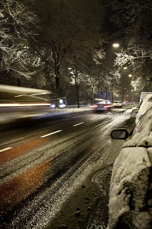 一场暴风雪后不久的夜晚拍摄的道路