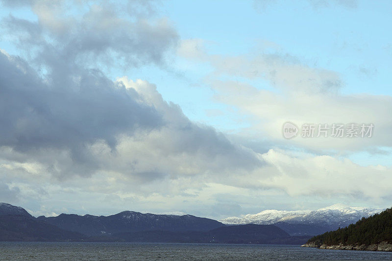 夏天，峡湾和积雪覆盖的山脉。