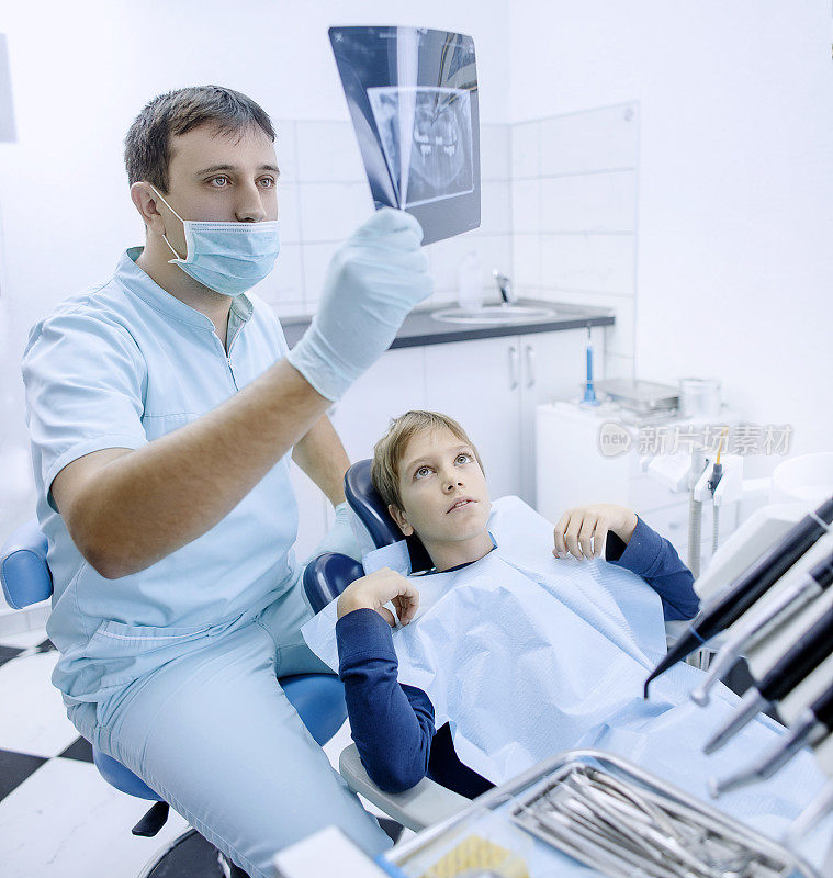 牙医让他的病人看x光图像