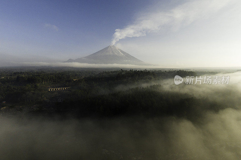 塞默鲁火山鸟瞰图