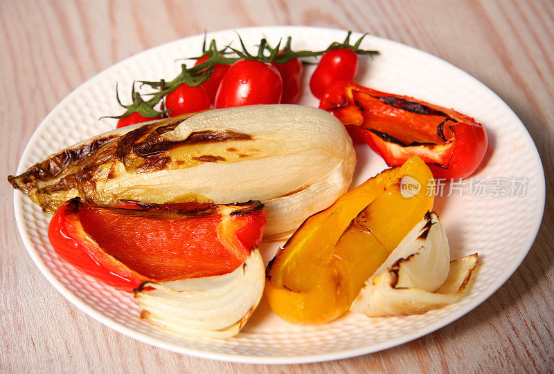 烤蔬菜-辣椒和比利时菊苣