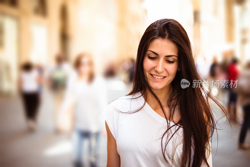 生活肖像的微笑女人对城市