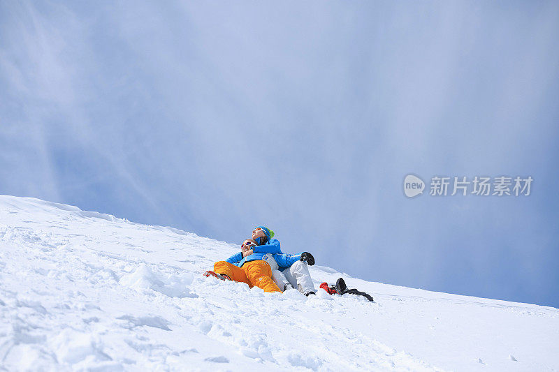 冬季运动，男女滑雪者享受