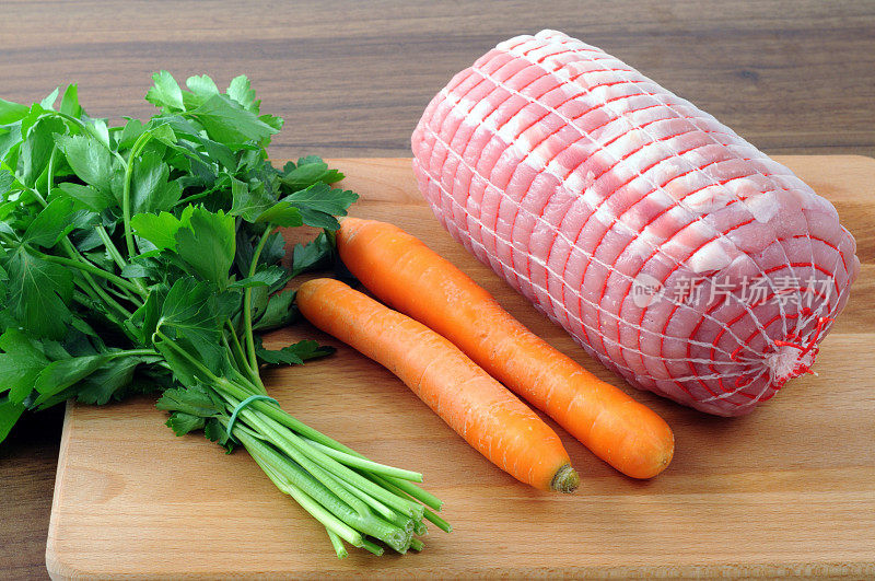 生猪肉卷配欧芹和胡萝卜。