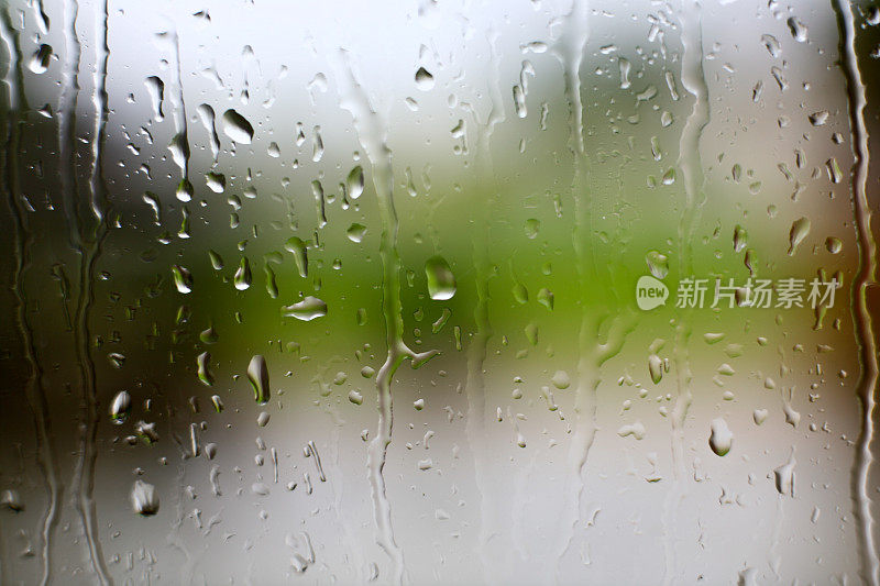 雨滴落在窗玻璃上的图案。