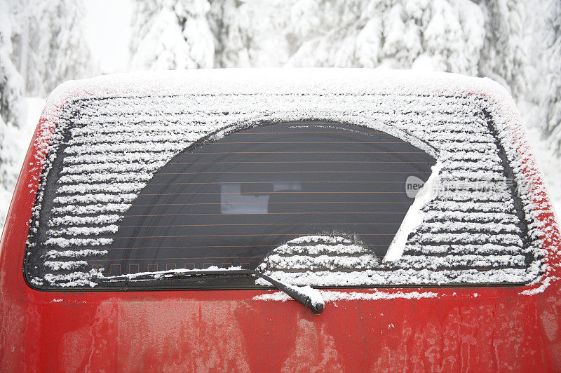 冰雪覆盖的车