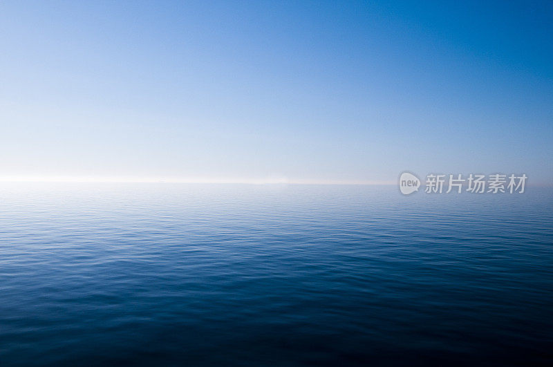 蓝色的水面，大海，地平线上的水