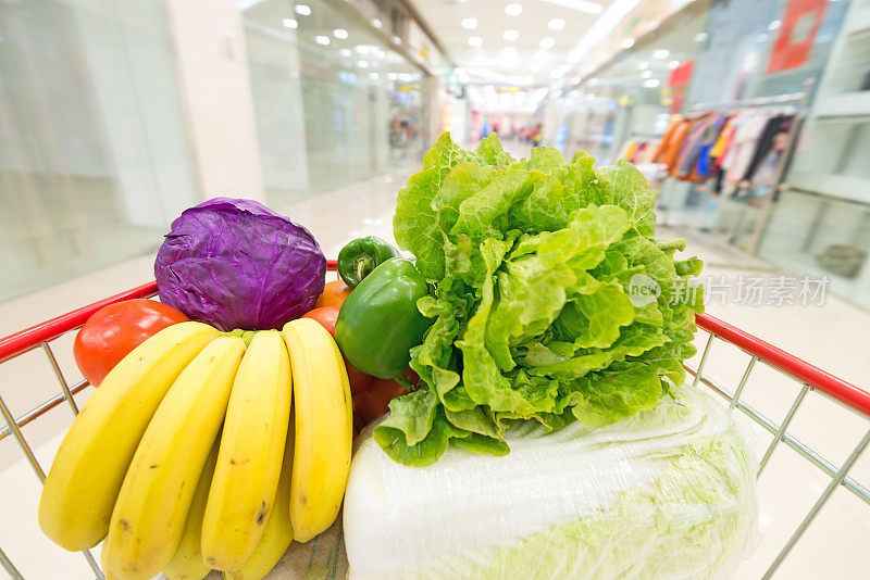 超市内部，摆满了水果和蔬菜