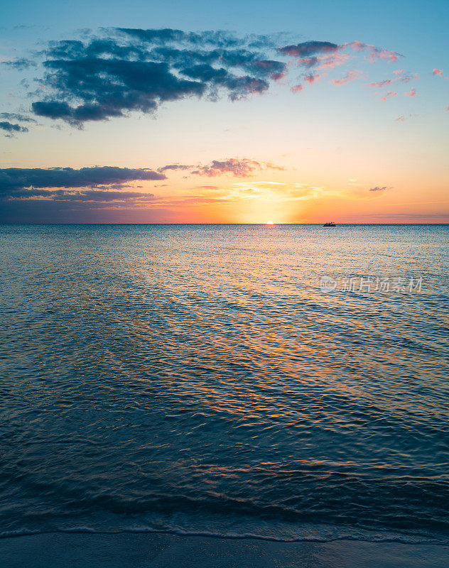 海滩日落时