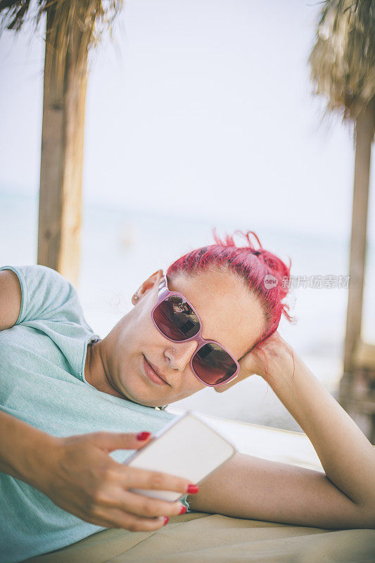 穿着夏装的女人望着天空和大海