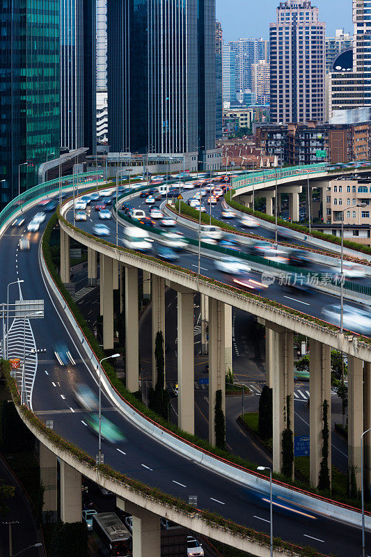 上海，高速公路上开车