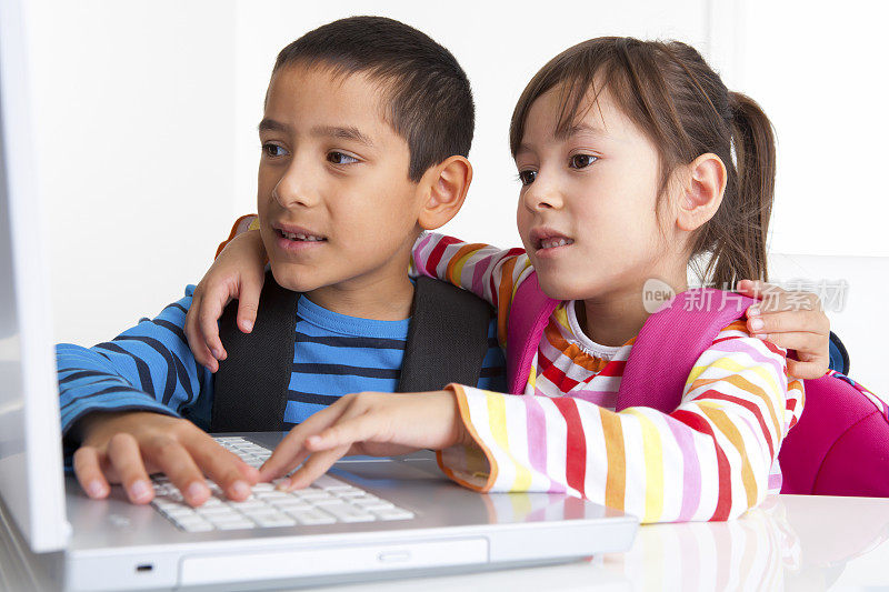 年轻的男孩和女孩在互联网上研究