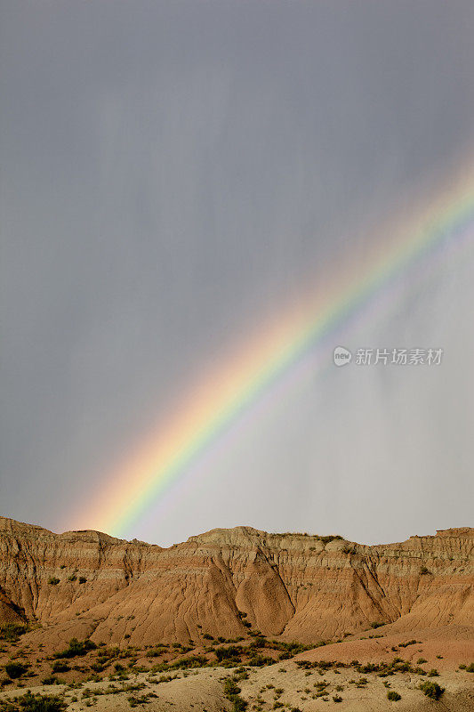沙漠景观上方的彩虹Badlands国家公园