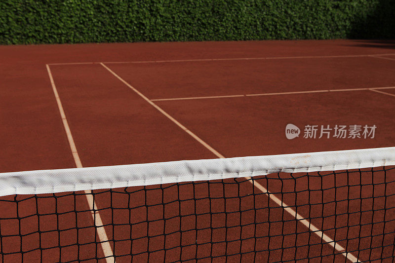 从上面看红土网球场和网