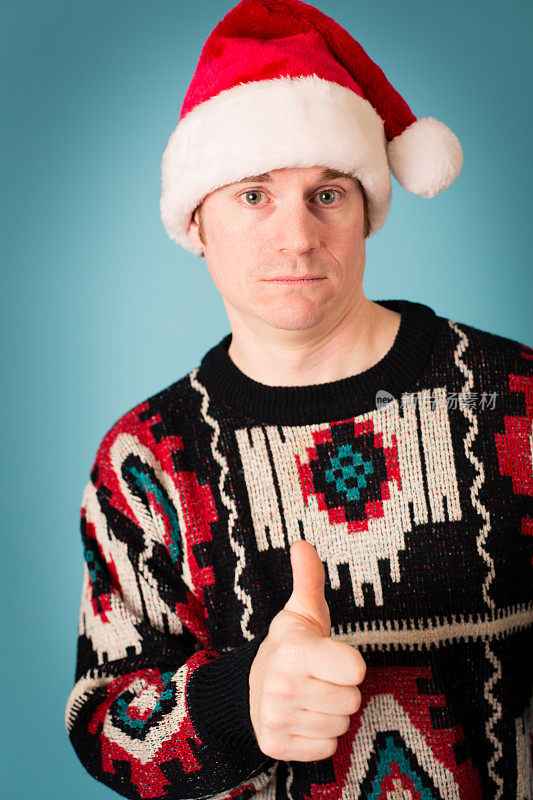 戴着圣诞帽，穿着丑陋毛衣的男人充满自信