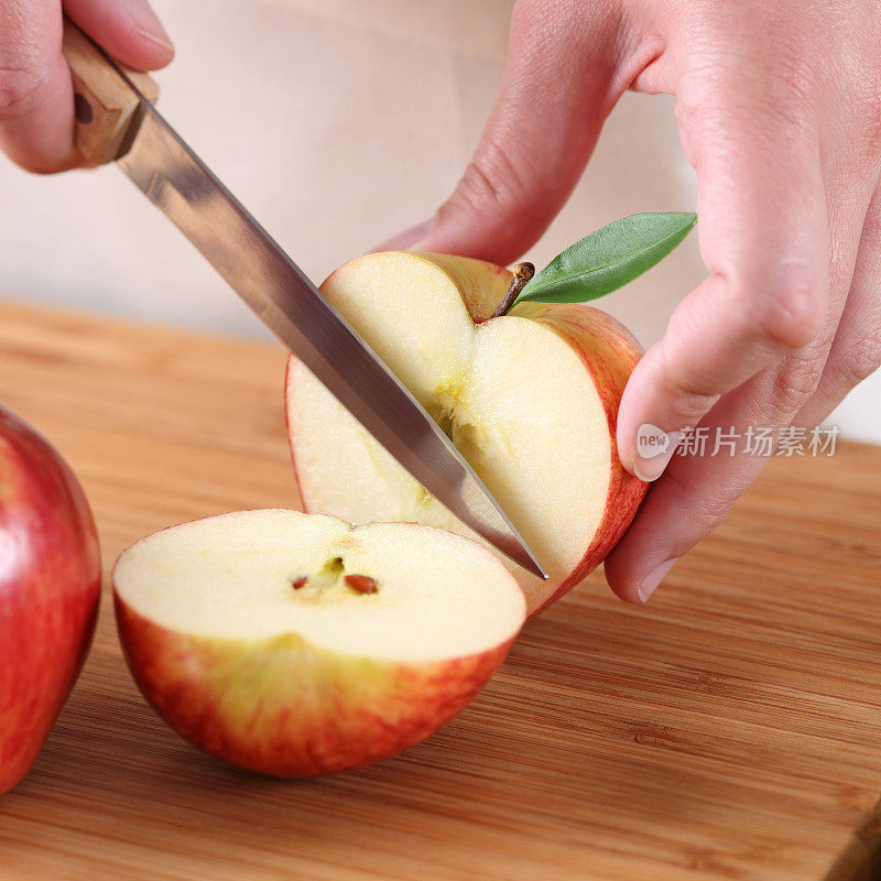 女人的手在切苹果