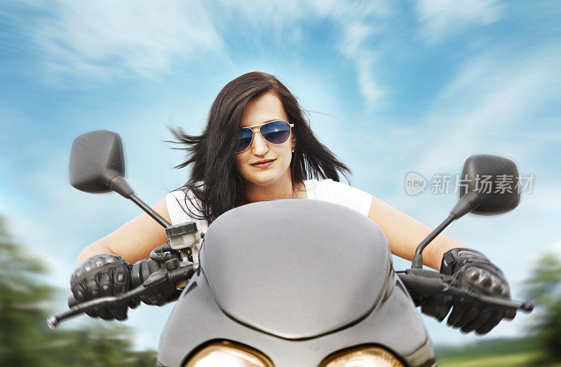 女孩驾驶摩托车