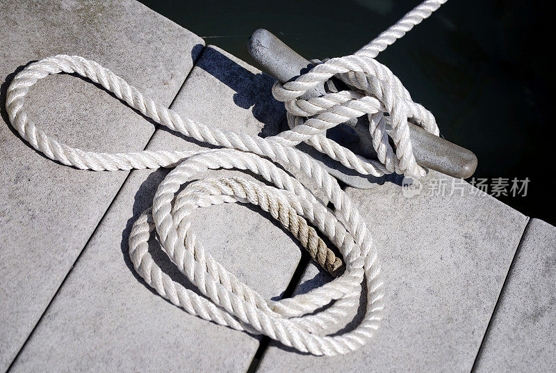 船绳系在回收的码头上。